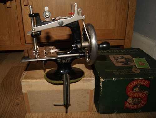 Singer miniature sewing - miniature,