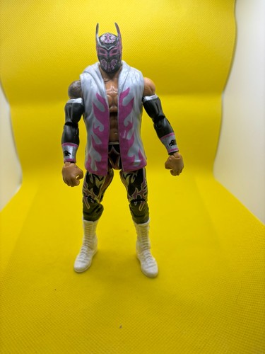 Sin cara entrance - w/, coat