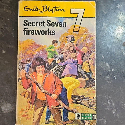 Enid blyton secret seven - blyton,