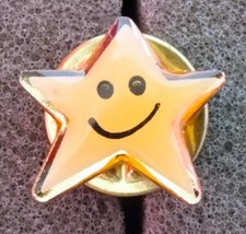 SMILEY FACE STAR METAL BADGE / PIN.