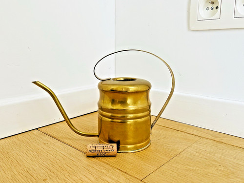 Elegant brass watering can - an,