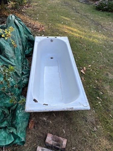 Solid cast iron enamelled - solid, bath