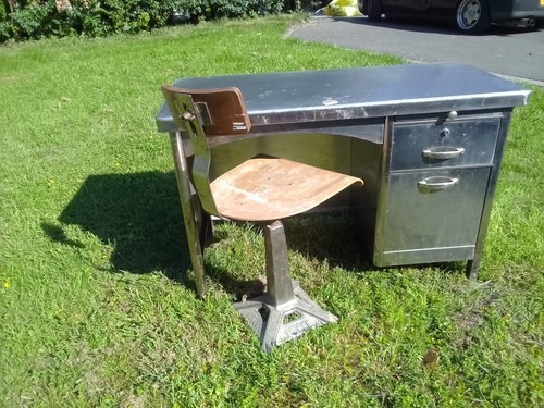 Metal desk and singer - metal,