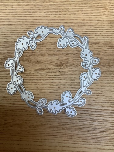 Foliage circle cutting die - , for