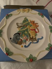 Border Fine Arts Winnie the Pooh Christmas Tree Decorating Plate A6369