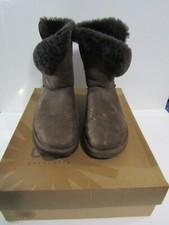 GENUINE UGG BOOTS SHORT BAILEY BUTTON FUR UGGS EMBOSSED CHOCOLATE UK 7 W9