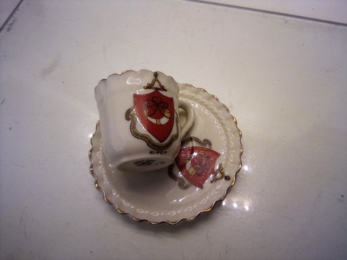 Ripon crested china goss - w.h.,