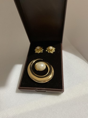 Gilt tone pearl brooch - gilt, &