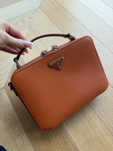 Prada brique medium saffiano