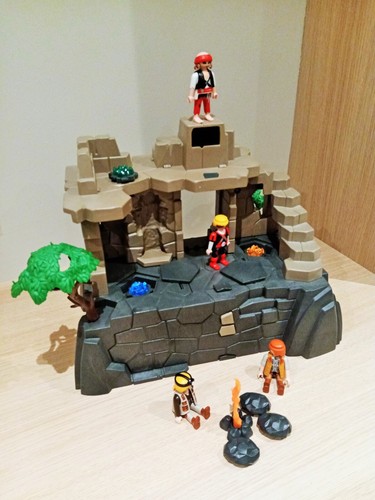 Playmobil pirate cove set