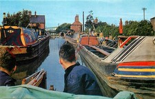 Postcard-:NARROW BOATS ON THE OXFORD CANAL AT HAWKESBURY JUNCTION [SALMON]