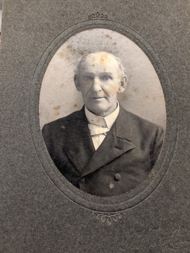 1900 cabinet card - 1900, poses
