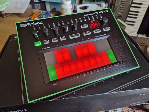 Look roland 3 boxed in - boxed,
