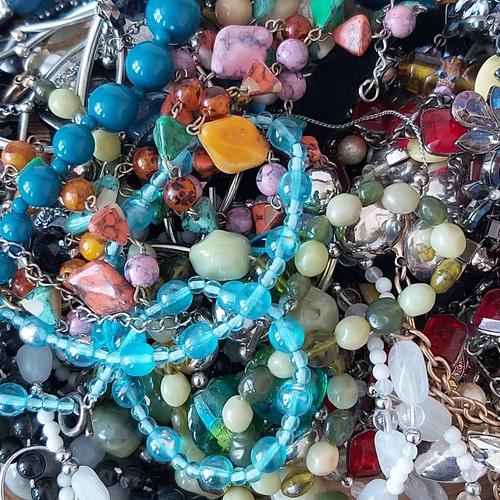 Joblot 2kg broken necklaces - 2kg,