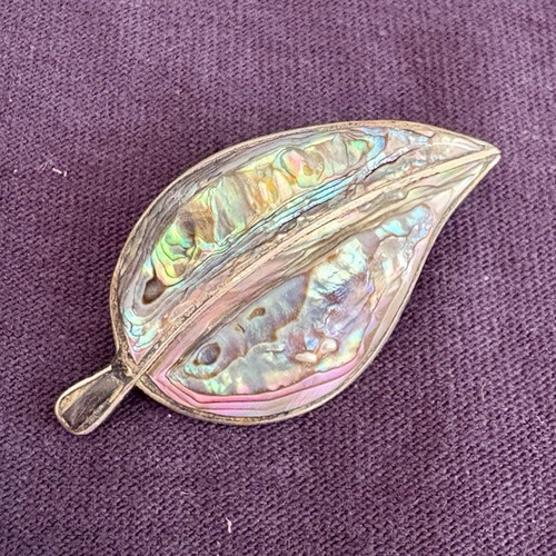 Alpaca leaf brooch - leaf, abalone