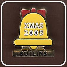 BUTLINS HOLIDAY CAMP CHRISTMAS RANGE XMAS BELL 2005 METAL PIN BADGE