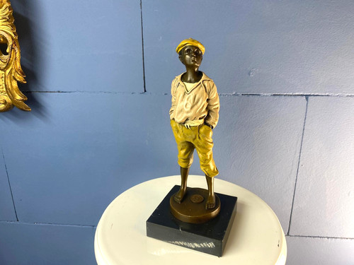 Bronze sculpture whistling boy - bronze,