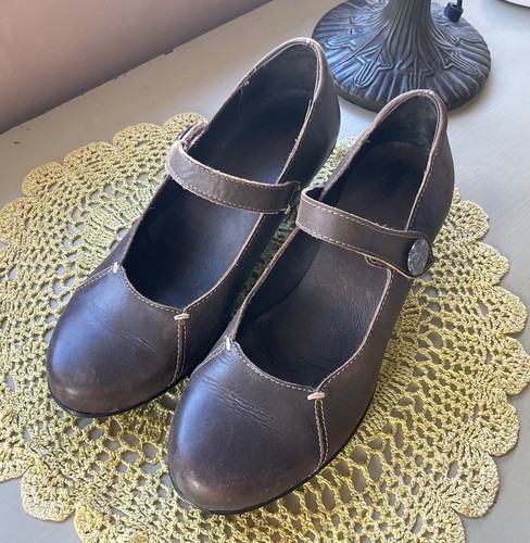 Shuropody 40s style brown low