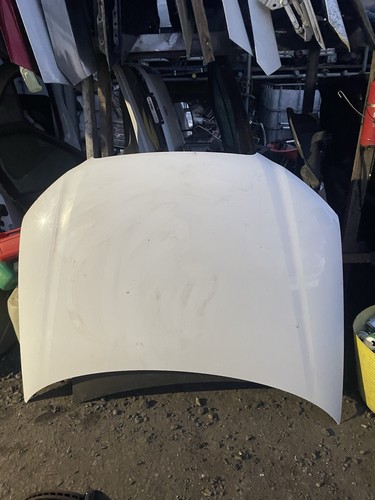 Audi line bonnet in white - in,