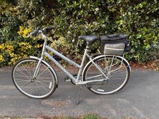 Giant 'Cypress' 28" Silver Ladies Bicycle 18 gears