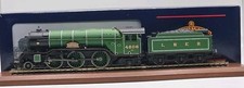 Bachmann 31-560 Class V2 2-6-2 4806 "The Green Howard" & stepped tender LNER OO