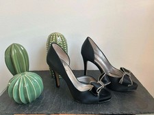 Elegant black heels with bow