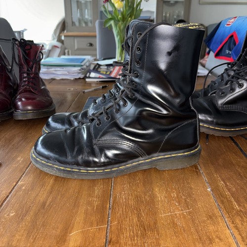Martens airwair hole - dr,