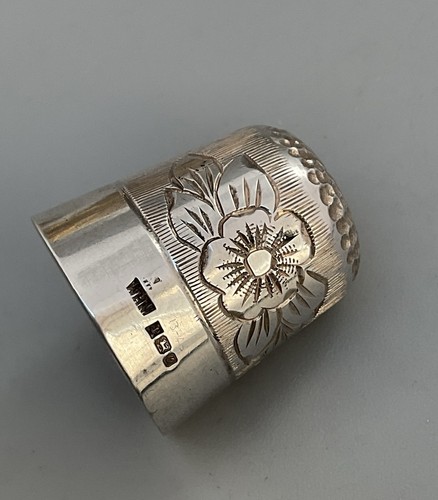 Hallmarked silver thimble with - hallmarked,