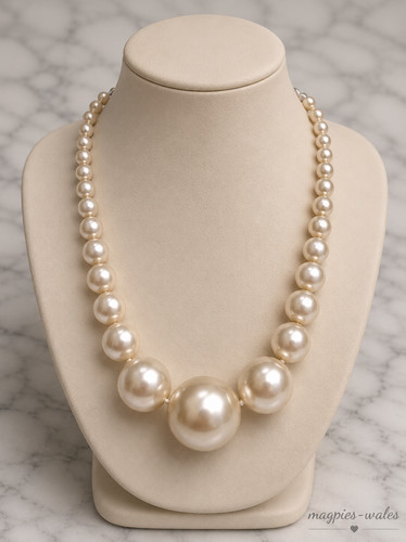 Large vintage cream faux pearl - large,