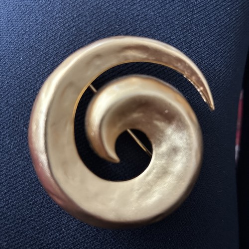 Vintage gold tone brooch - s,