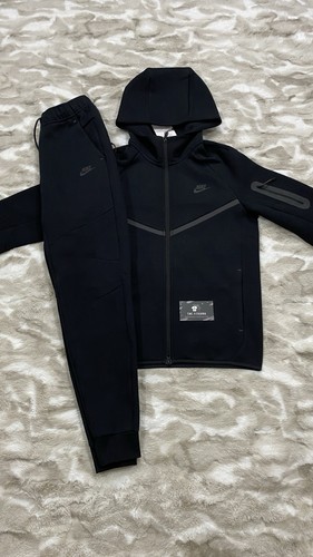 Black nike tech fleece size - black,