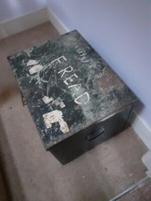 LARGE VINTAGE METAL LOCKABLE STORAGE CHEST / TRUNK  62cm x 46cm x 38cm