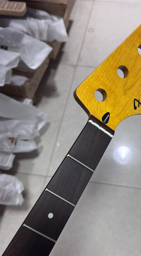 String maple bass - 4, guitar