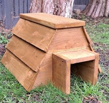 WOODEN HEDGEHOG HOUSE/FEEDING