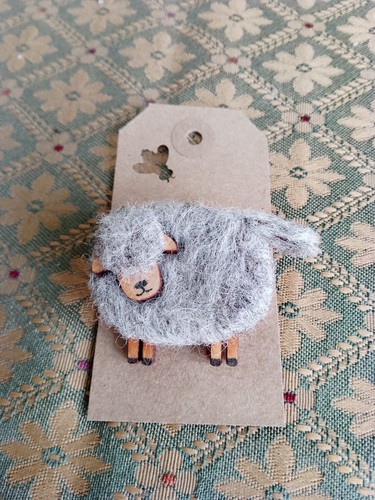 Grey felted sheep brooch - grey,