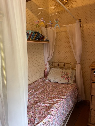 Single poster bed - 4,