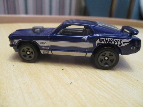 Hot wheels ford mustang mach - hot,
