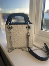 ? Elegant Quilted Handbag – Cream & Navy with Silver Chain Detail