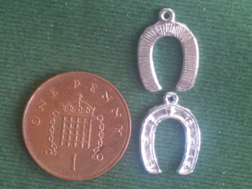 Horse shoe charms bright - -,