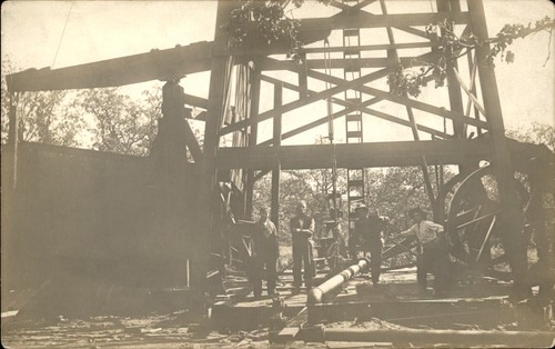 Oil well drilling rig