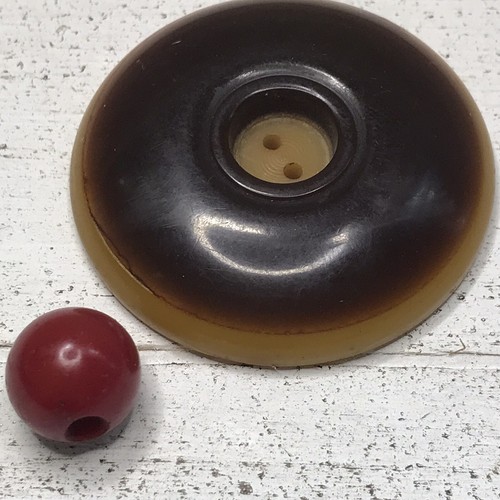 Antq bakelite buttons round - 2,