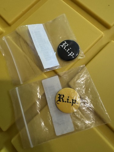Fw16 supreme pin - r.i.p, badge