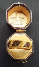 15ct GOLD HALLMARKED CHESTER 1885 HAIRWORK MOURNING RING SIZE P 1/2 ORIGINAL BOX