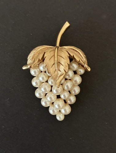 Vntg crown trifari grape - crown,