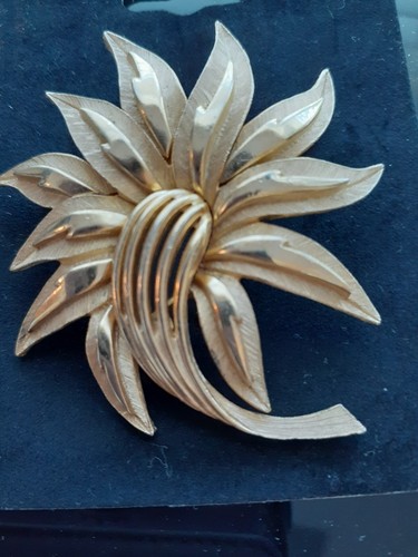Vintage crown trifari stylized - vintage,