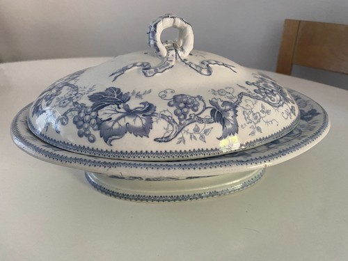 Wedgewood serving dish with