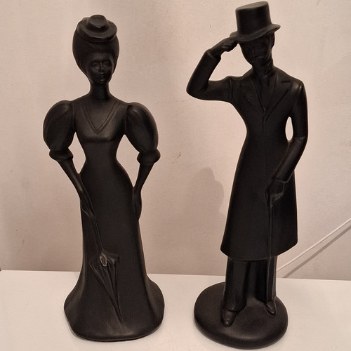 Black resin couple figurines - black,