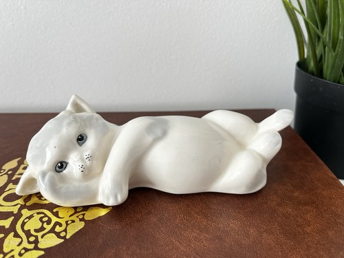 Vintage white laying - white,