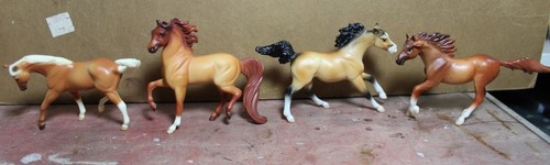 Lot breyer stablemates - of,