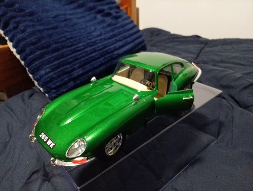 Burago scale jaguar - burago,